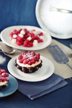 Tatlı kek ahududu rengi ahşap arka plan üzerinde ile