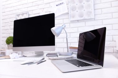 Bilgisayar ve dizüstü bilgisayar masada.