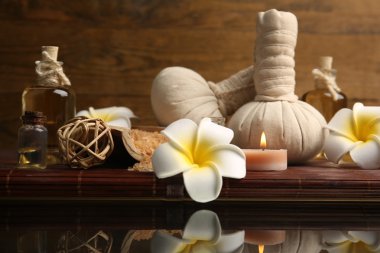 Tablo ahşap arka plan karşı bir kompozisyona rahatla, yakın çekim