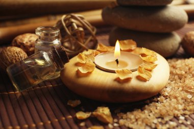 Mumlar ve bambu mat, çakıl taşları ile dekore edilmiş kompozisyon yakın çekim