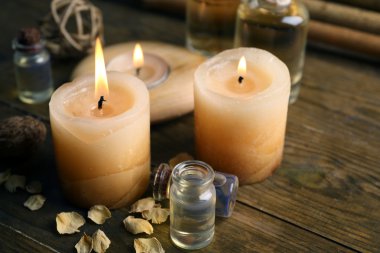 Mumlar, çakıl ve bambu ahşap arka plan üzerinde güzel bir şekilde dekore edilmiş kompozisyonu yakın çekim