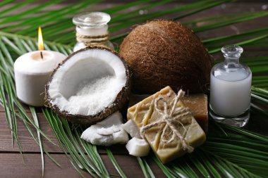 Spa Hindistan cevizi ürünleri koyu ahşap arka plan üzerinde