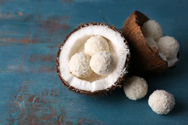 Hindistan cevizi pul ve renk ahşap arka plan üzerinde taze hindistan cevizi şekerler