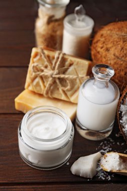 Spa Hindistan cevizi ürünleri koyu ahşap arka plan üzerinde