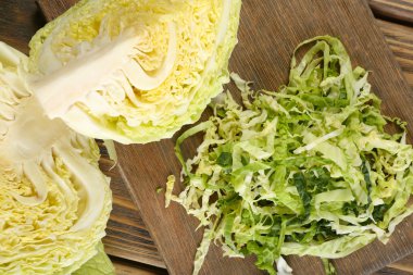 Savoy lahana ahşap kesme pano portre üzerinde kesmek