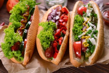 Sosisli sandviç ve craft kağıt closeup sebze