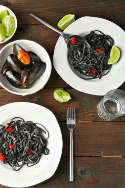 Makarna, midye ve kireç kahverengi ahşap zemin üzerine pişmiş