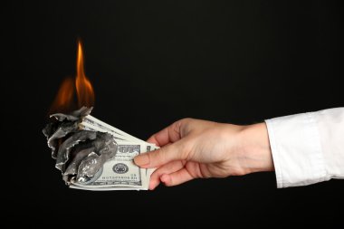 Dolar yanan kadın  