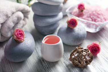 Çiçekler, tuz ve taşlar Beyaz ahşap arka plan, spa salonda hakkında kompozisyon
