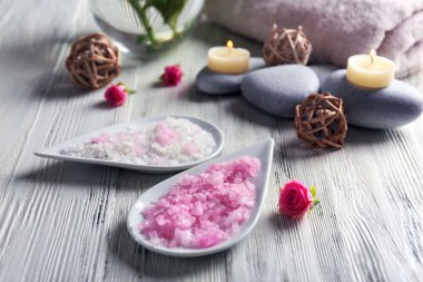 Çiçekler, tuz ve taşlar Beyaz ahşap arka plan, spa salonda hakkında kompozisyon