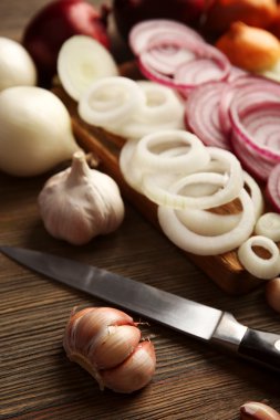 Soğan ve sarımsak ahşap arka plan üzerinde kompozisyon