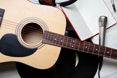 Görünümü gri ahşap arka plan müzik ürünlerine kadar kapatın