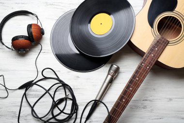 Görünümü gri ahşap arka plan müzik ürünlerine kadar kapatın