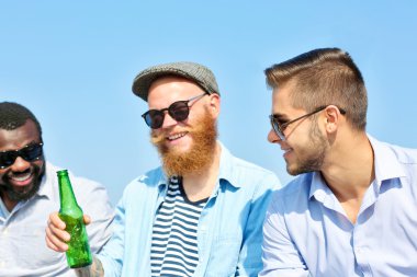 Riverside üzerinde konuşan adam