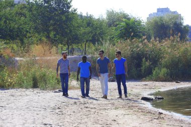 Genç erkekler nehir yürüyüş