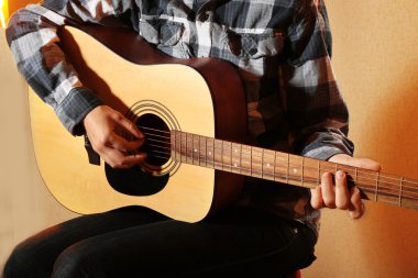 Gitarist odasında gitar çalıyor, yakın çekim