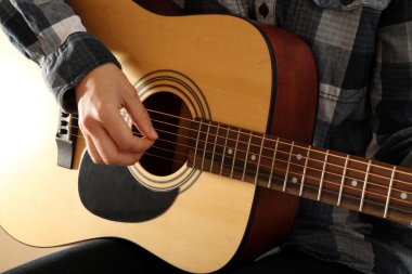 Gitarist stüdyoda gitar çalıyor, yakın çekim