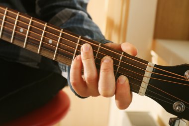Gitar çalmak üzerinde görünümü kadar kapatın