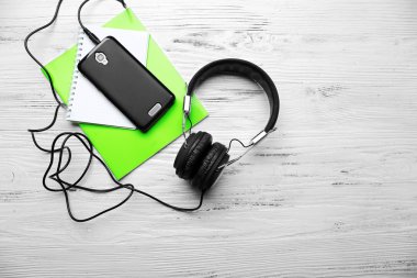 Dizüstü bilgisayarlar ve ahşap masa üstünde smartphone kulaklık