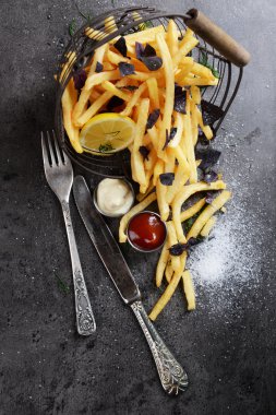 Patates kızartması sosu ve masada sofra