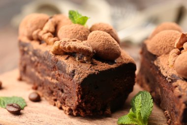 Bir parça çikolata kek ceviz ve nane masada, yakın çekim