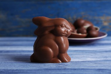 Çikolata Paskalya tavşanı ve ahşap arka plan üzerinde yumurta