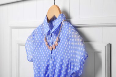 Kolye askısı duvar üzerinde