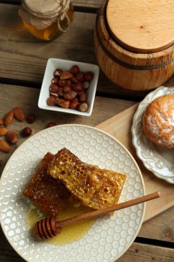 Peteğin ahşap arka plan üzerinde plaka üzerinde