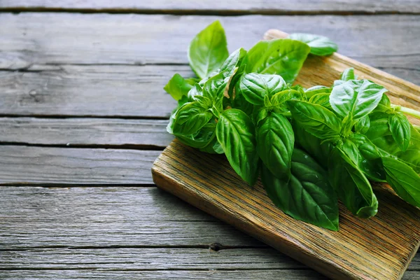 Albahaca fresca verde sobre fondo de madera — Foto de Stock