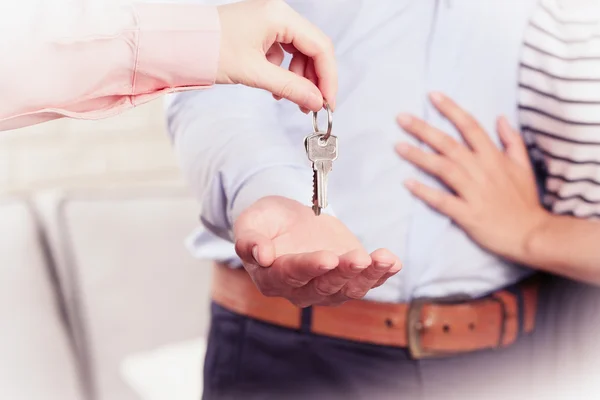 Agente immobiliare Giving Keys — Foto Stock