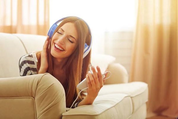 Mulher ouvindo música em fones de ouvido — Fotografia de Stock