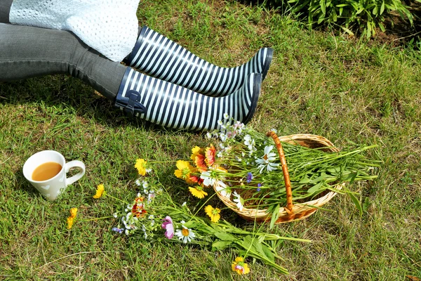 Młoda kobieta z filiżanką kawy — Zdjęcie stockowe