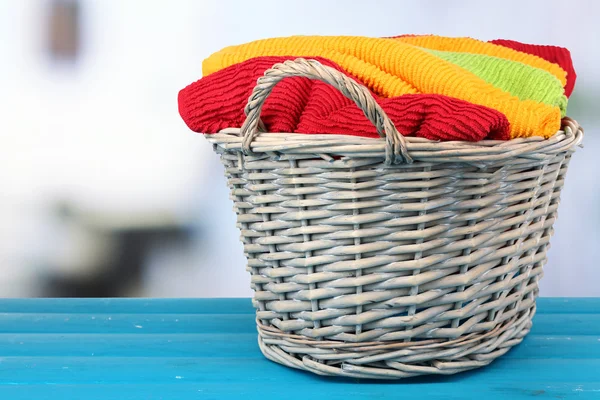 Toallas coloridas en cesta —  Fotos de Stock