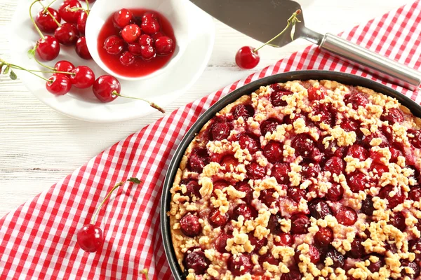 Smakfull, hjemmelaget pai med kirsebær på bordet. – stockfoto