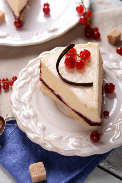 テーブルの上の果実とおいしいチーズケーキをクローズ アップ — ストック写真