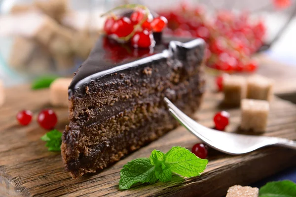 Gâteau au chocolat savoureux avec des baies sur la table close up — Photo
