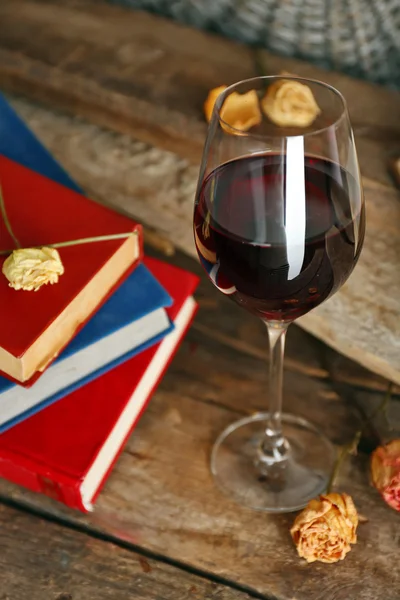 Bela composição com copo de vinho com livros antigos na mesa de perto — Fotografia de Stock