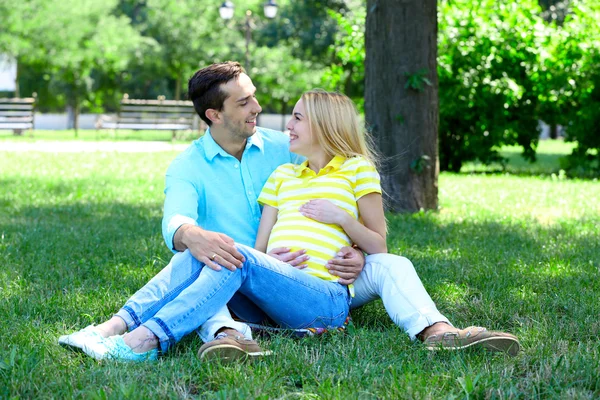 Jeune femme enceinte avec mari — Photo