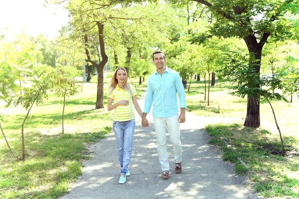 Zwangere vrouw met echtgenoot — Stockfoto