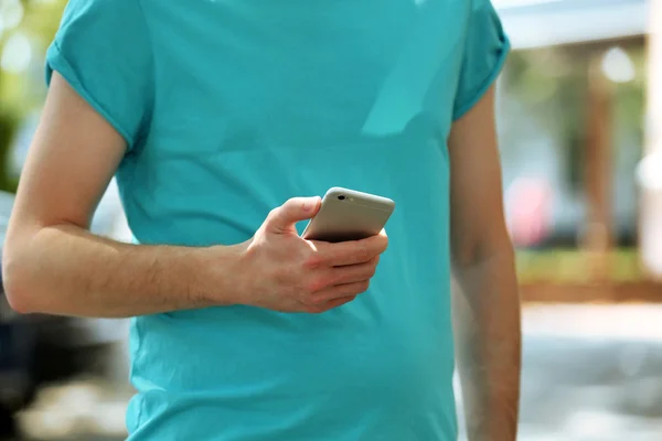 Man bedrijf slimme mobiele telefoon — Stockfoto