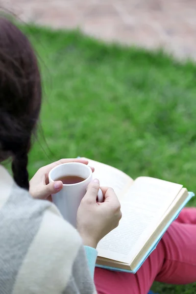 Jovem mulher com livro — Fotografia de Stock