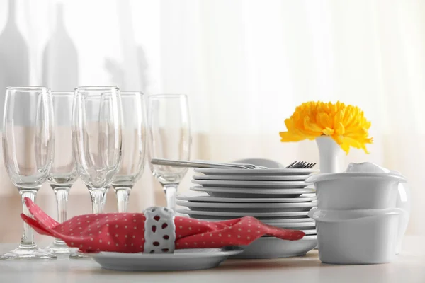 Czyste naczynia na stole — Zdjęcie stockowe