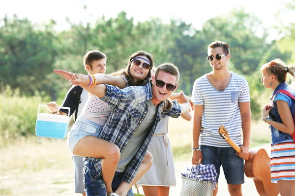 Gruppo Amici Gioiosi Che Divertono All Aperto — Foto Stock