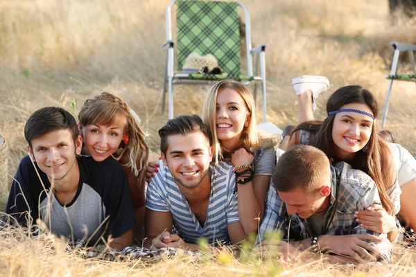 Grupo Amigos Sorridentes Felizes Deitados Grama Livre — Fotografia de Stock