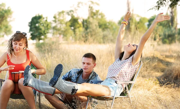 Fröhlich Lächelnde Freunde Entspannen Sich Wald Freien — Stockfoto