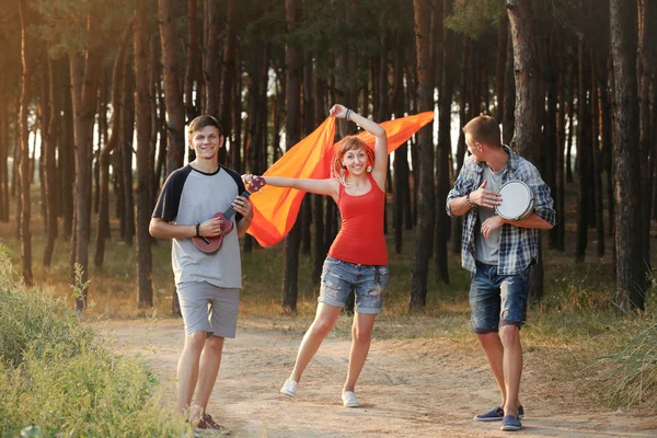 Trio Amigos Sorridentes Com Instrumentos Musicais Relaxantes Floresta Livre — Fotografia de Stock