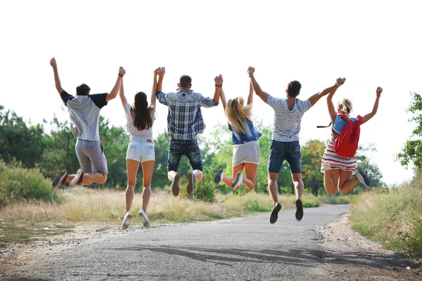 Glückliche Freunde Die Zusammen Freien Springen — Stockfoto