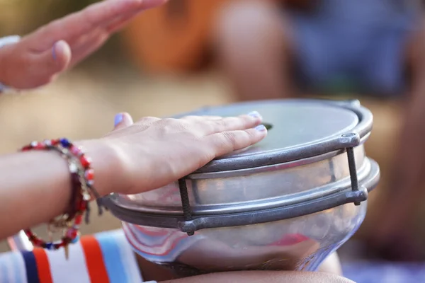 女性の手を再生ドラム — ストック写真
