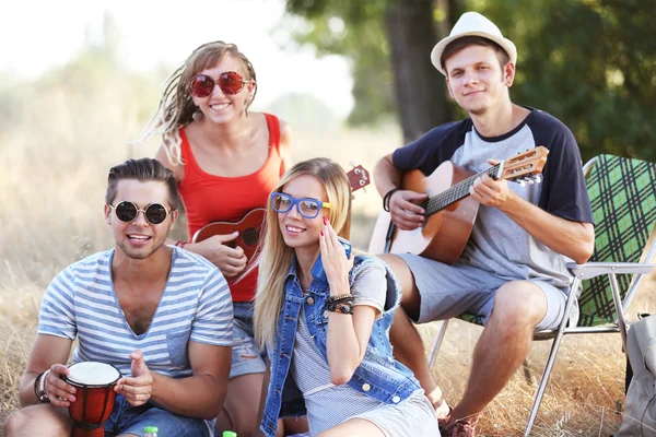Happy Friends Have Fun Picnic Outdoors — Stock Photo, Image