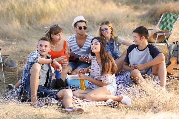 Glückliche Freunde haben Spaß — Stockfoto